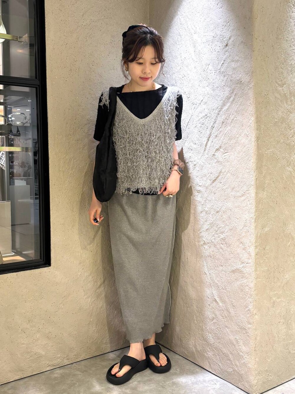 ブラック系のサンダル、ブラック系のショルダーバッグ、ブラック系のTシャツ/カットソーを着用したレディースの夏コーディネートの5枚目の写真