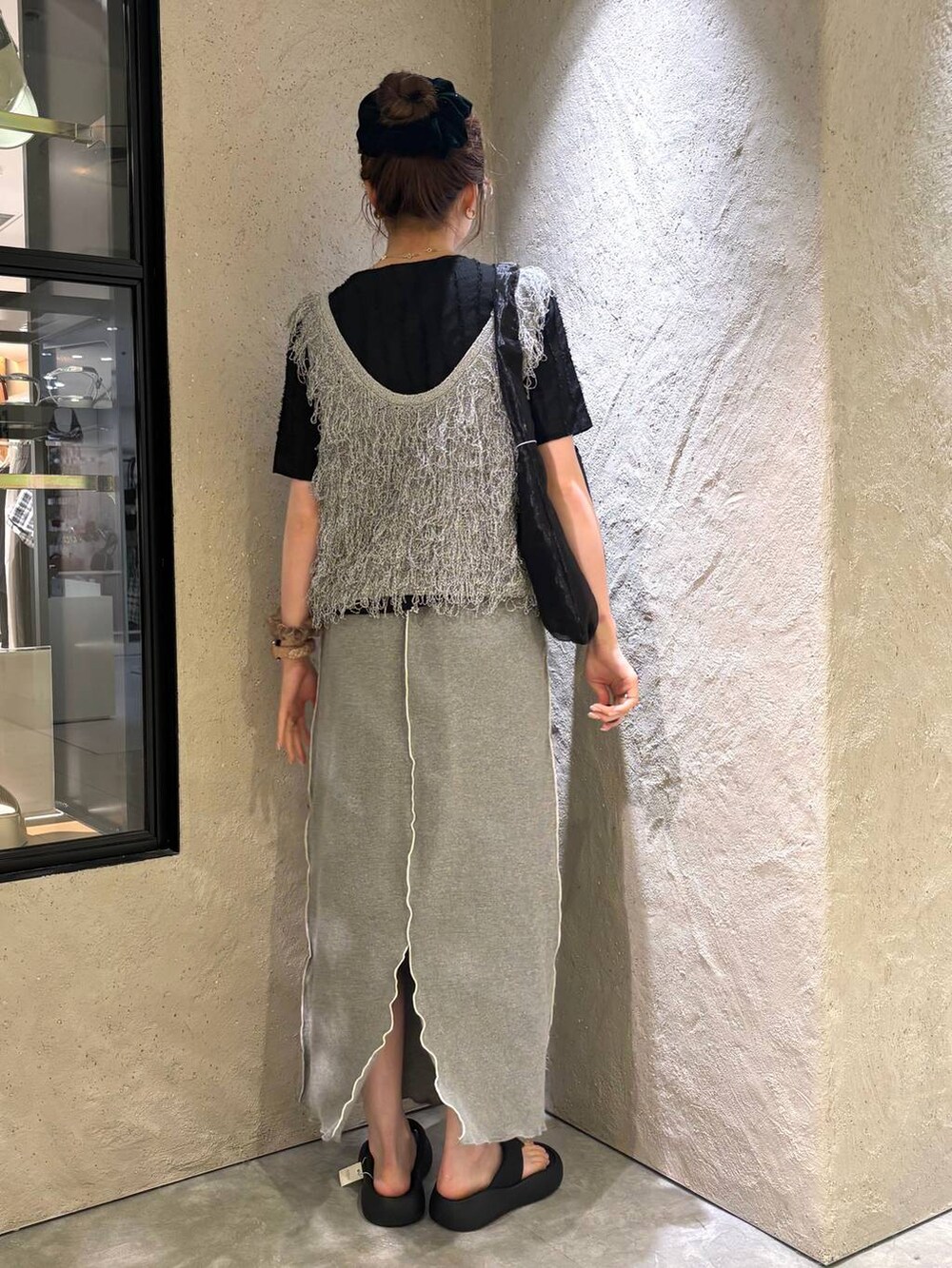 ブラック系のサンダル、ブラック系のショルダーバッグ、ブラック系のTシャツ/カットソーを着用したレディースの夏コーディネートの2枚目の写真