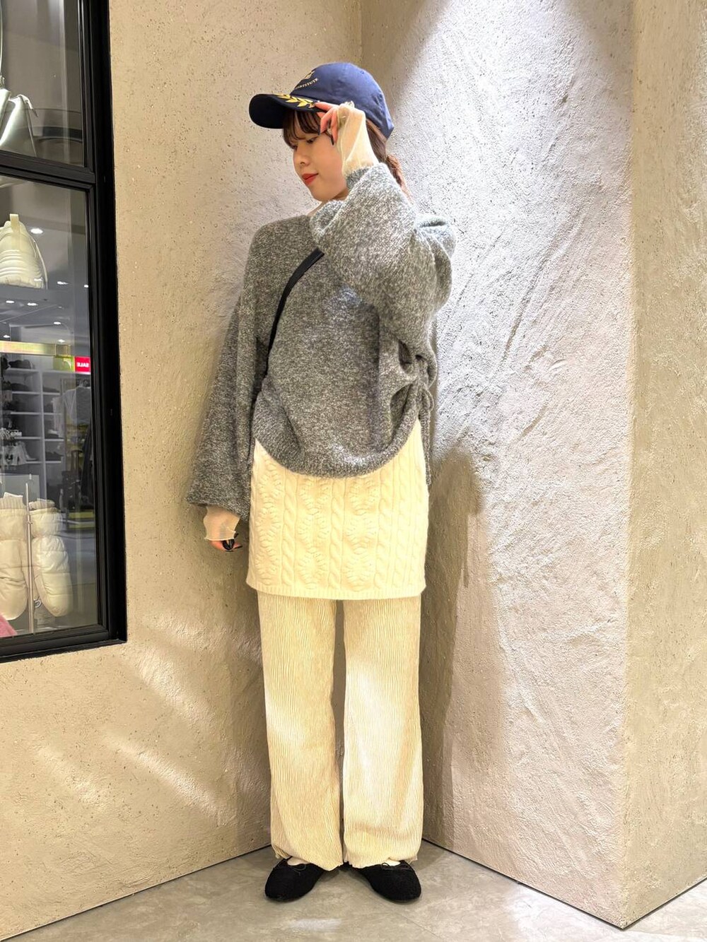 ホワイト系のその他パンツ、ブラック系のショルダーバッグ、ホワイト系のTシャツ/カットソーを着用したレディースの冬コーディネートの5枚目の写真