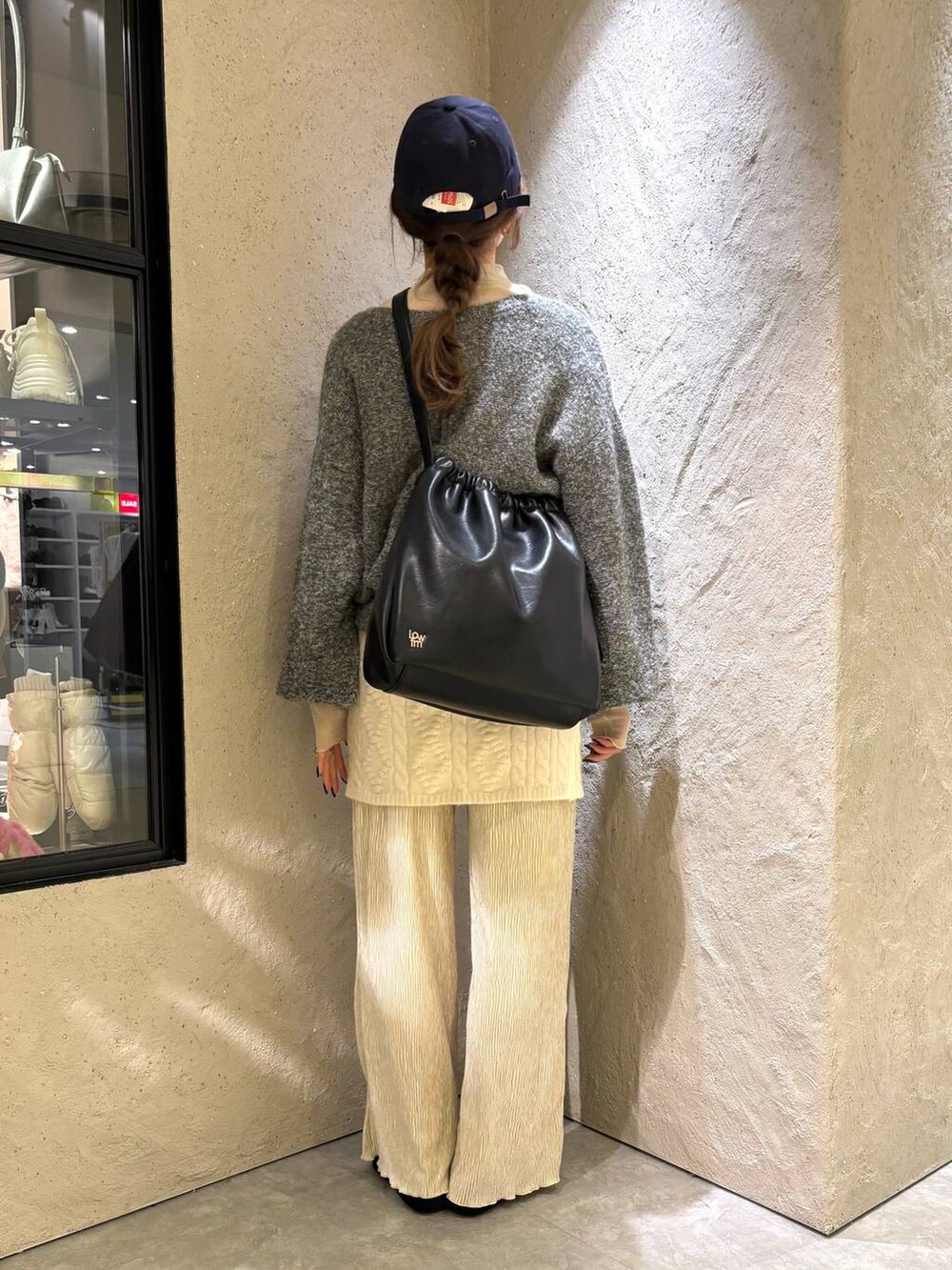 ホワイト系のその他パンツ、ブラック系のショルダーバッグ、ホワイト系のTシャツ/カットソーを着用したレディースの冬コーディネートの2枚目の写真