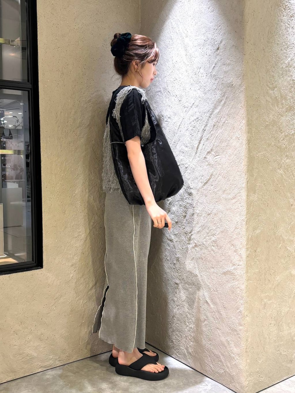 ブラック系のサンダル、ブラック系のショルダーバッグ、ブラック系のTシャツ/カットソーを着用したレディースの夏コーディネートの3枚目の写真