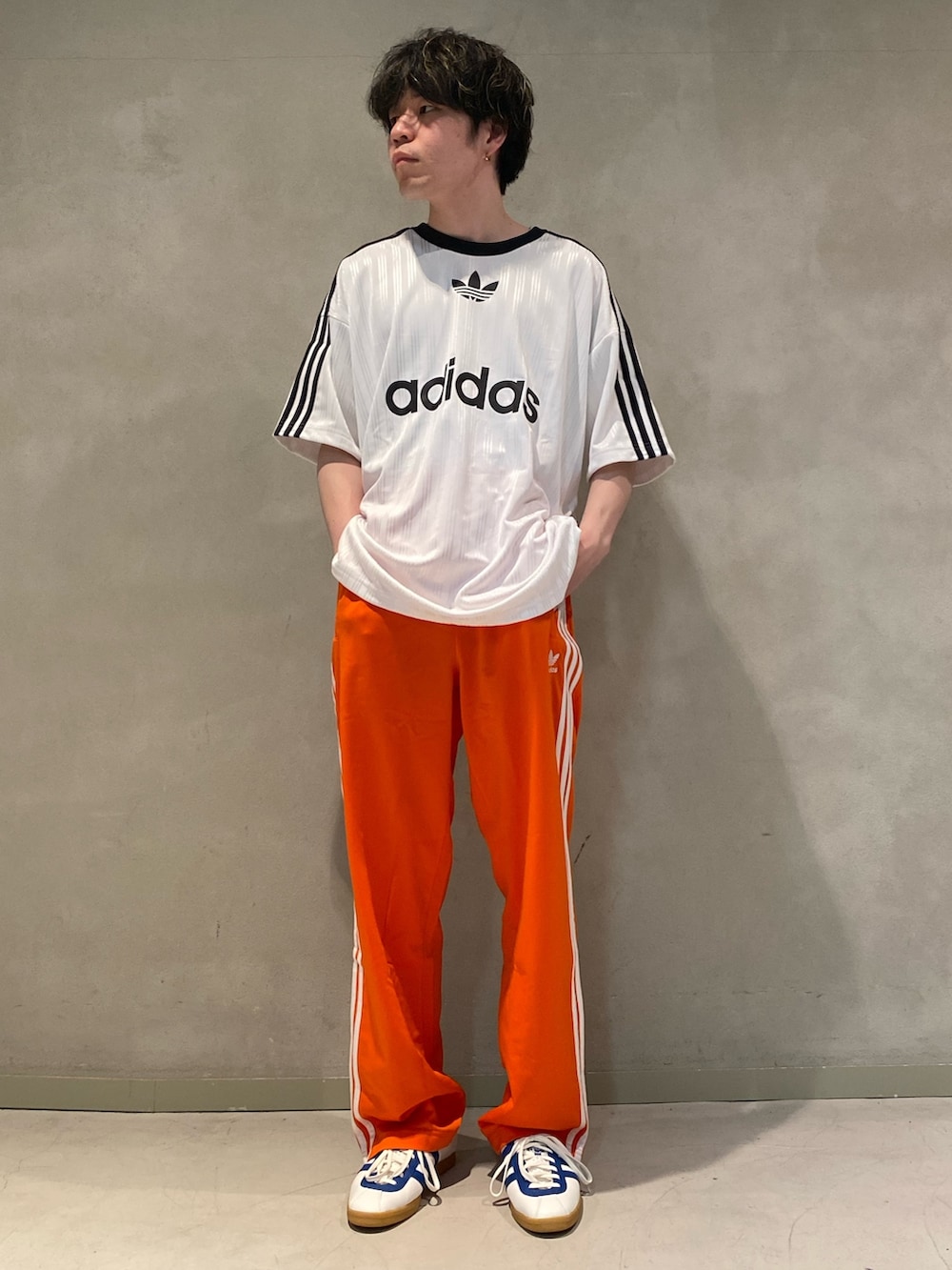 「スニーカー、ジャケット、adidas、アディダス、ロンドン、トラックパンツ、adidas originals、アディダスオリジナルス、ウインドブレーカー、アディカラー」｜「adidasのアディカラー クラシックス ファイヤーバード トラックパンツ（ジャージ） / アディダスオリジナルス adidas Originals（スウェットパンツ、オレンジ系）」を使った、Sotaさん（メンズ・168cm）の春コーディネートの2枚目の写真