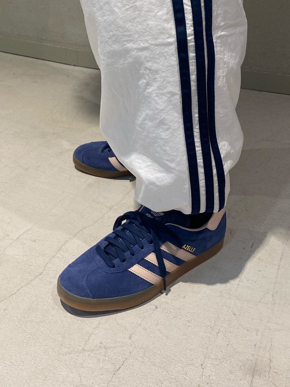「スニーカー、デニムジャケット、adidas、ジャージ、アディダス、バルーンパンツ、adidas originals、アディダスオリジナルス、ガゼル、クセニア・シュナイダー」｜「adidasのウーブン バルーンパンツ / アディダスオリジナルス adidas Originals（その他パンツ、ホワイト系）」を使った、Sotaさん（メンズ・168cm）の春コーディネートの3枚目の写真