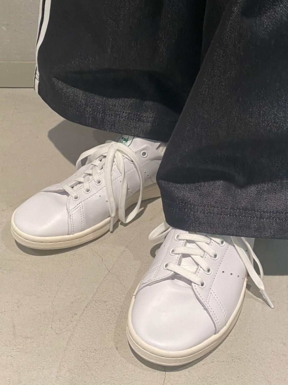 「アディレニウム、デニム、adidas、adidas originals、アディダス、アディダスオリジナルス、スニーカー、アディカラー」｜「adidasのAdilenium シーズン 4 チームガイスト バギー シャイン デニム パンツ（パンツ、ブラック系）」を使った、Sotaさん（メンズ・167cm）の夏コーディネートの4枚目の写真
