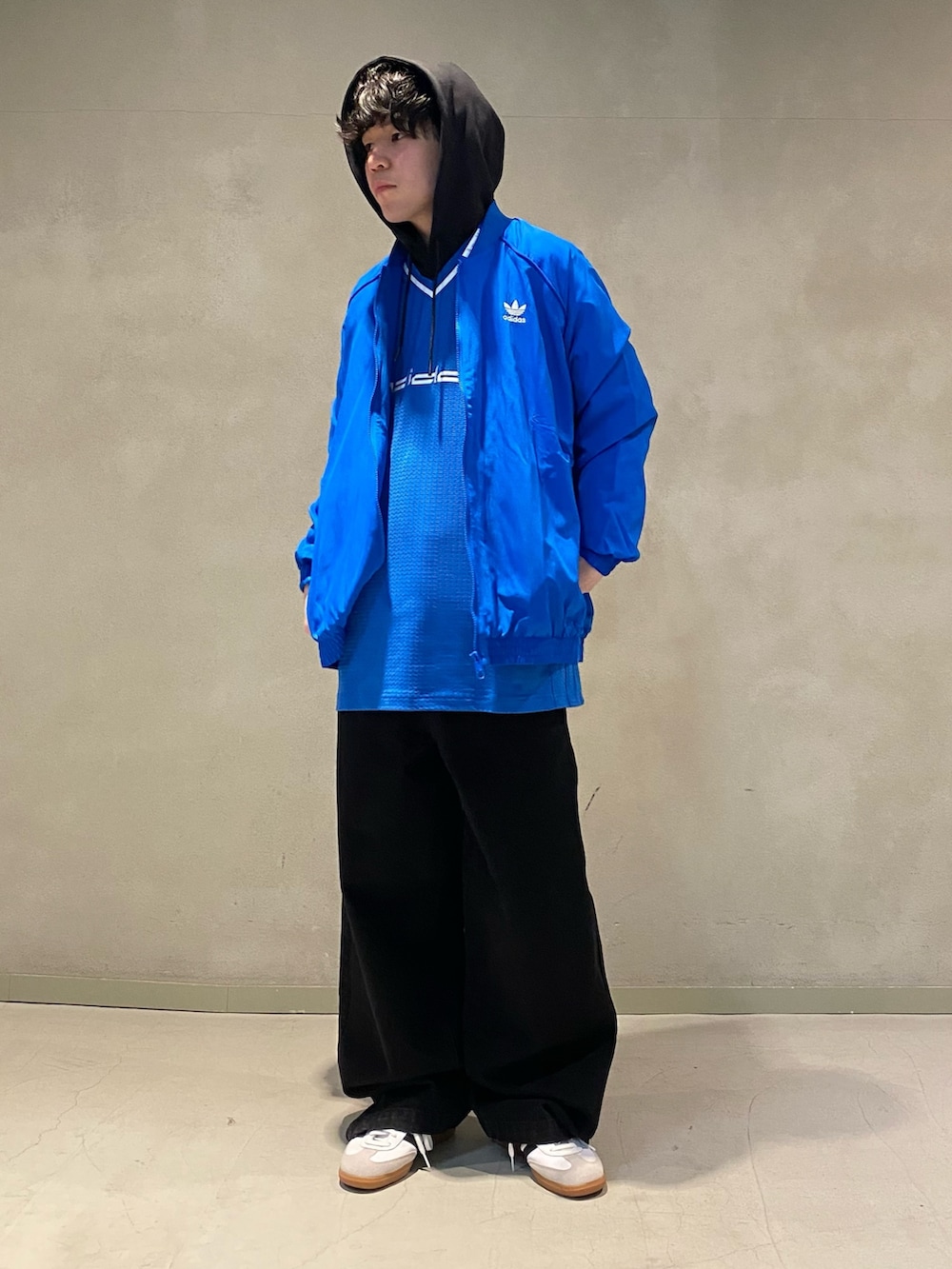 「デニム、adidas、アディダス、デニムパンツ、adidas originals、トラックジャケット、アディダスオリジナルス、トラックトップ、クセニア・シュナイダー」｜「adidasのプレミアム オリジナルス FR トラックトップ（ナイロンジャケット、ブルー系）」を使った、Sotaさん（メンズ・168cm）の冬コーディネートの2枚目の写真