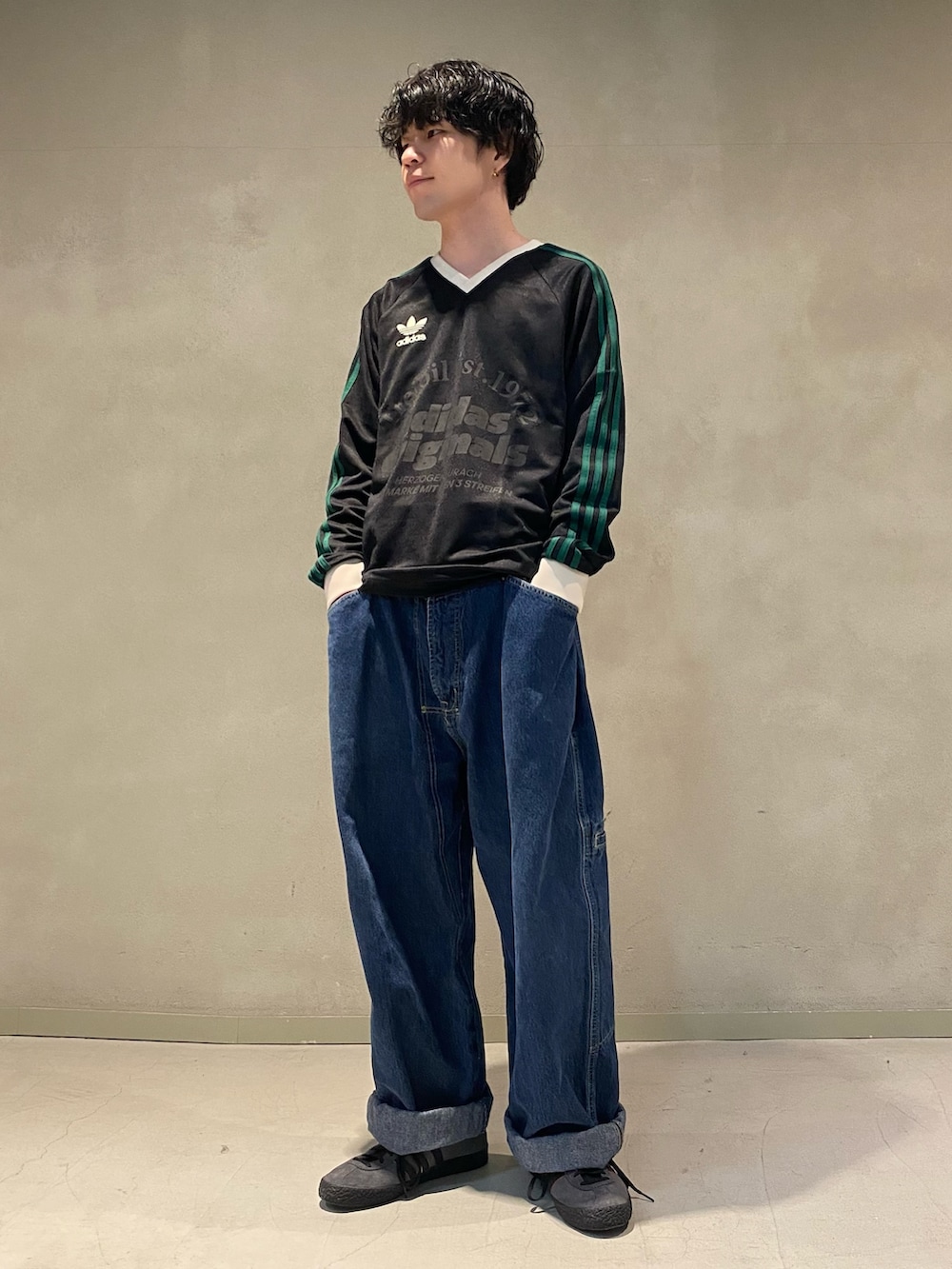 「スニーカー、adidas、アディダス、adidas originals、ユニフォーム、長袖Tシャツ、ジャージー、ウインドブレーカー、アディカラー、ジャマイカ」｜「adidasのアディカラートレフォイル ウインドブレーカー / アディダスオリジナルス adidas Originals（ナイロンジャケット、レッド系）」を使った、Sotaさん（メンズ・168cm）の冬コーディネートの3枚目の写真