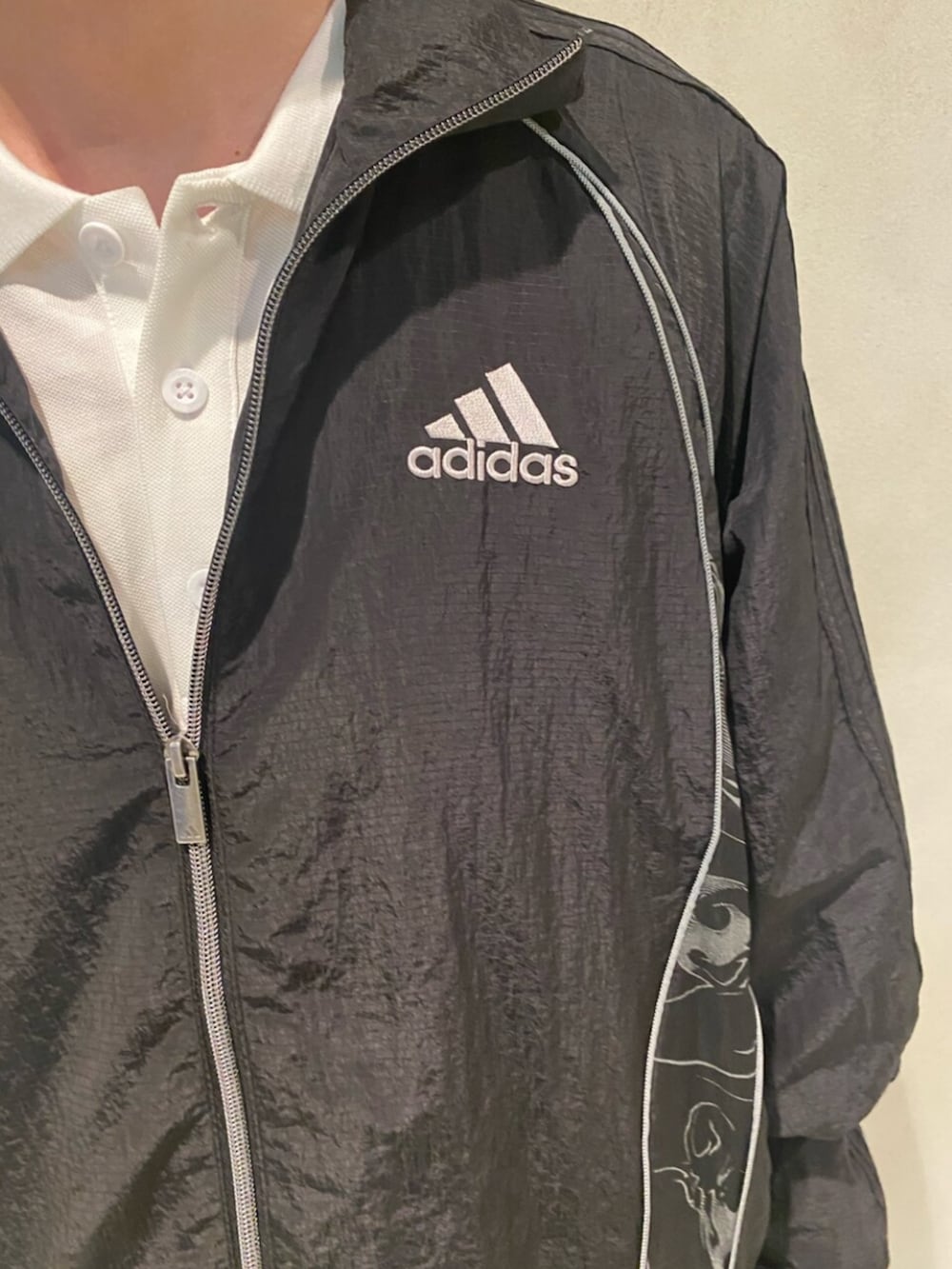 「アディレニウム、デニム、adidas、adidas originals、アディダス、アディダスオリジナルス、スニーカー、アディカラー」｜「adidasのAdilenium シーズン 4 チームガイスト バギー シャイン デニム パンツ（パンツ、ブラック系）」を使った、Sotaさん（メンズ・167cm）の夏コーディネートの2枚目の写真