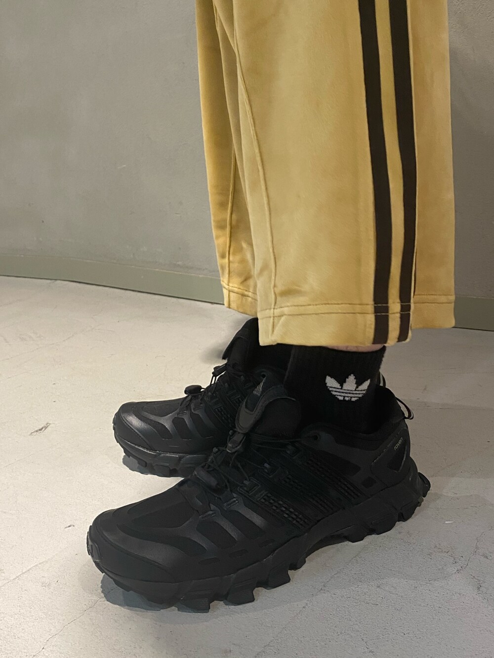 「スニーカー、adidas、アディダス、ナイロンジャケット、トラックパンツ、adidas originals、アディダスオリジナルス、ベッケンバウアー、アディスター、オーディナリーピープル」｜「adidasのオーディナリーピープル ユーティリティフード付きジャケット（ジャケット/アウター、ブラック系）」を使った、Sotaさん（メンズ・167cm）の秋コーディネートの3枚目の写真