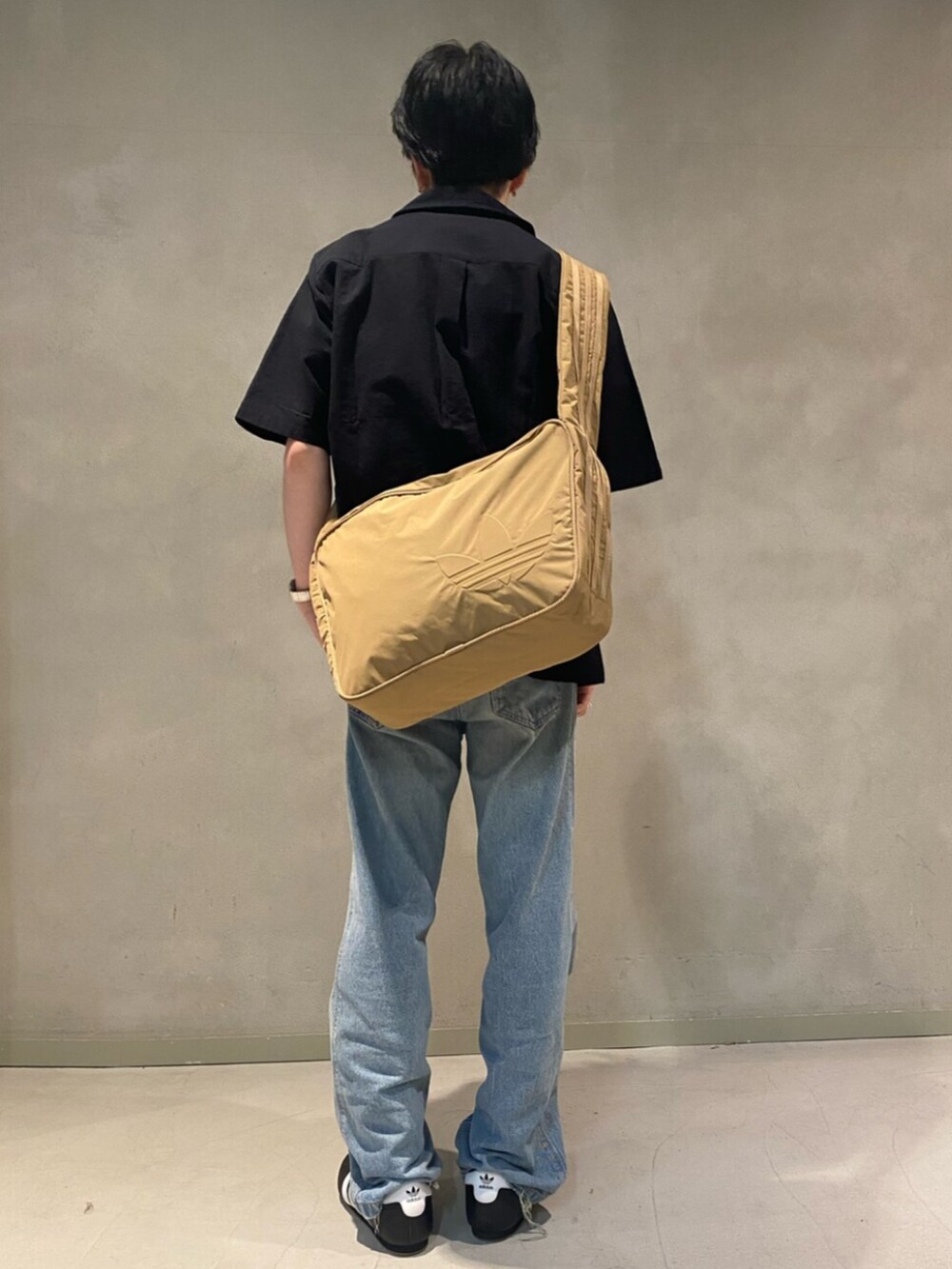 「柄シャツ、ショルダーバッグ、adidas、レイヤードスタイル、アディダス、ワイドパンツ、adidas originals、シンプルコーデ、アディダスオリジナルス、白Tシャツ」｜「adidasのクロスボディ ボウリングバッグ / アディダスオリジナルス adidas Originals（ショルダーバッグ、ブラウン系）」を使った、Sotaさん（メンズ・167cm）の春コーディネートの3枚目の写真