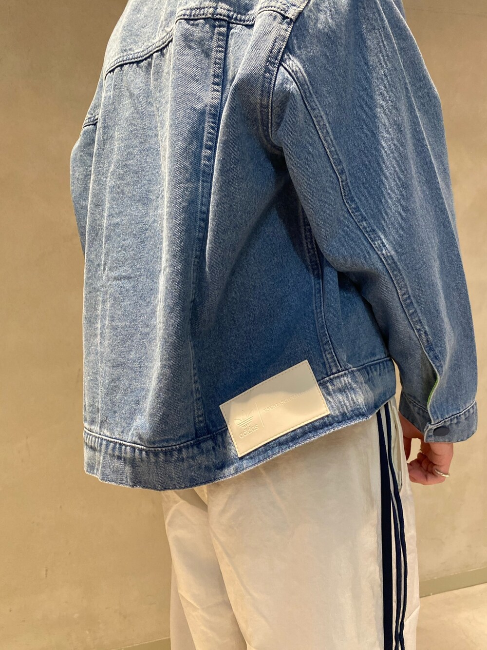 「スニーカー、デニムジャケット、adidas、ジャージ、アディダス、バルーンパンツ、adidas originals、アディダスオリジナルス、ガゼル、クセニア・シュナイダー」｜「adidasのウーブン バルーンパンツ / アディダスオリジナルス adidas Originals（その他パンツ、ホワイト系）」を使った、Sotaさん（メンズ・168cm）の春コーディネートの2枚目の写真