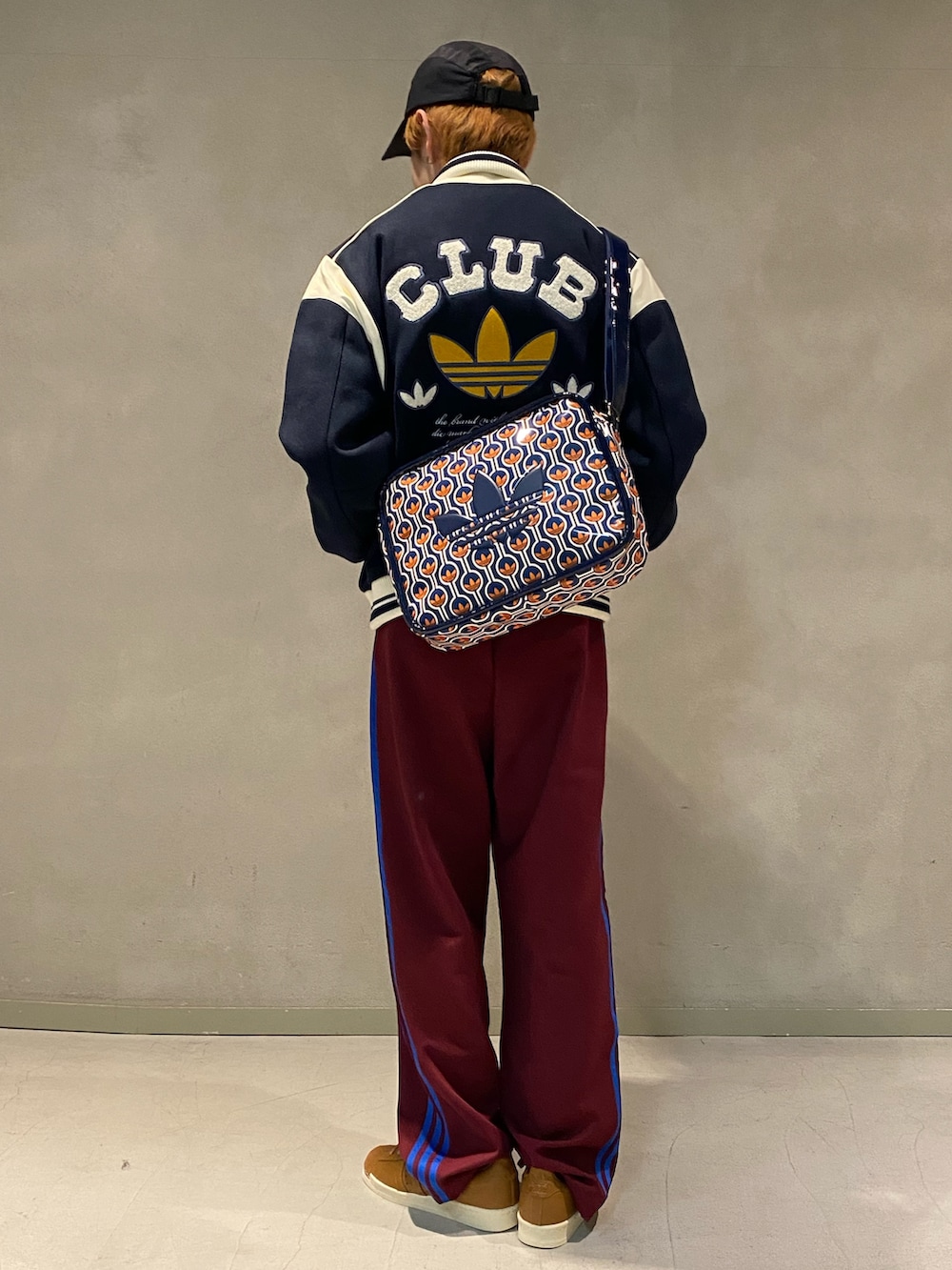 「スニーカー、アウター、ショルダーバッグ、adidas、アディダス、トラックパンツ、adidas originals、ボンバージャケット、アディダスオリジナルス、スーパースター」｜「adidasのBB TRACKPANT / ジャージ / アディダスオリジナルス adidas Originals（その他パンツ、レッド系）」を使った、Sotaさん（メンズ・167cm）の秋コーディネートの2枚目の写真