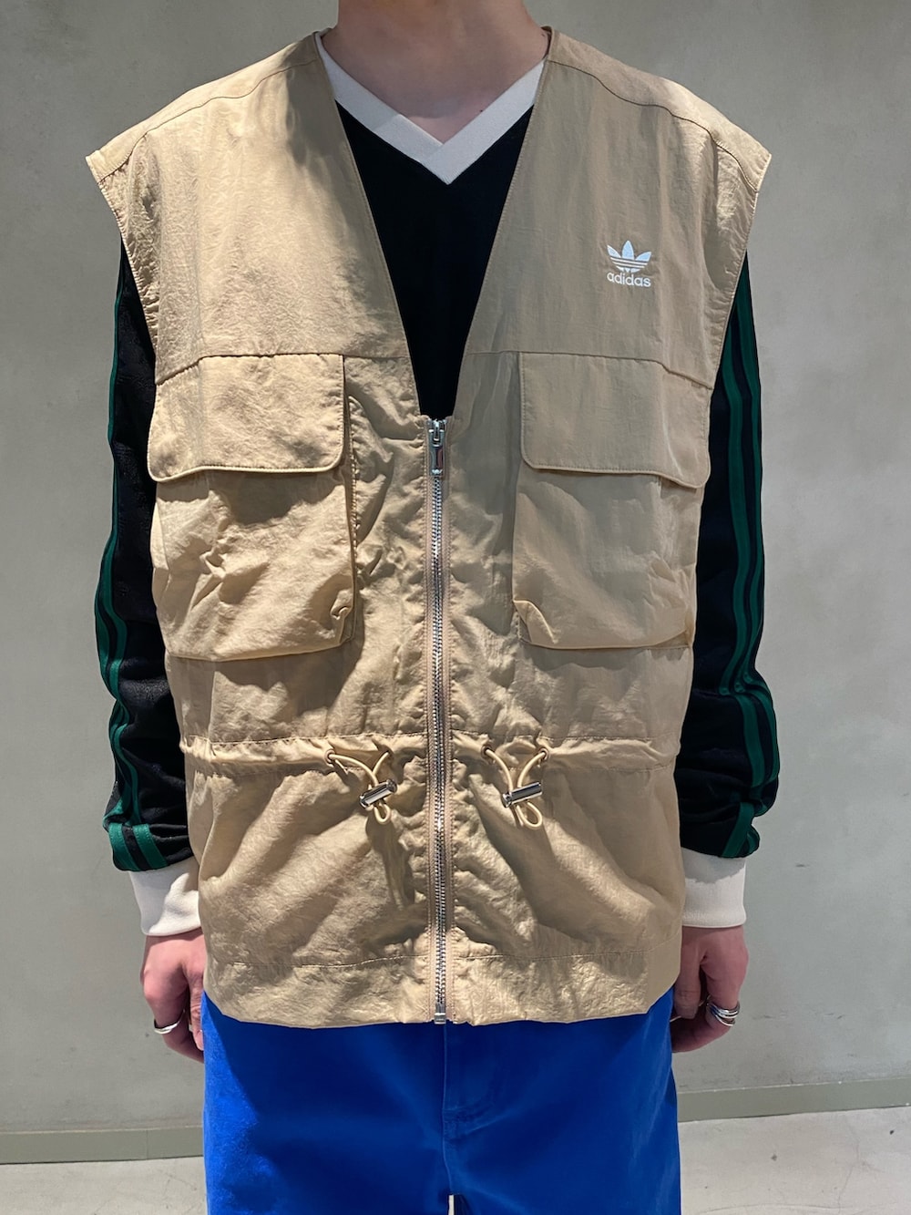 「スニーカー、デニム、adidas、ベスト、アディダス、adidas originals、アディダスオリジナルス、長袖Tシャツ、ハンドボールスペツィアル、クセニア・シュナイダー」｜「adidasのジャージー（Tシャツ/カットソー、ブラック系）」を使った、Sotaさん（メンズ・168cm）の冬コーディネートの2枚目の写真