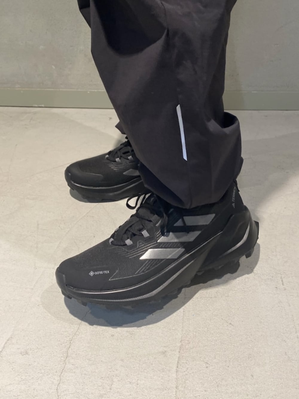 「スニーカー、アウトドア、adidas、アディダス、GORE-TEX、ウエストバッグ、ナショナルジオグラフィック、トレッキングシューズ、テレックス」｜「adidasのナショナル ジオグラフィック パンツ / アディダス adidas（その他パンツ、ブラック系）」を使った、Sotaさん（メンズ・168cm）の春コーディネートの3枚目の写真