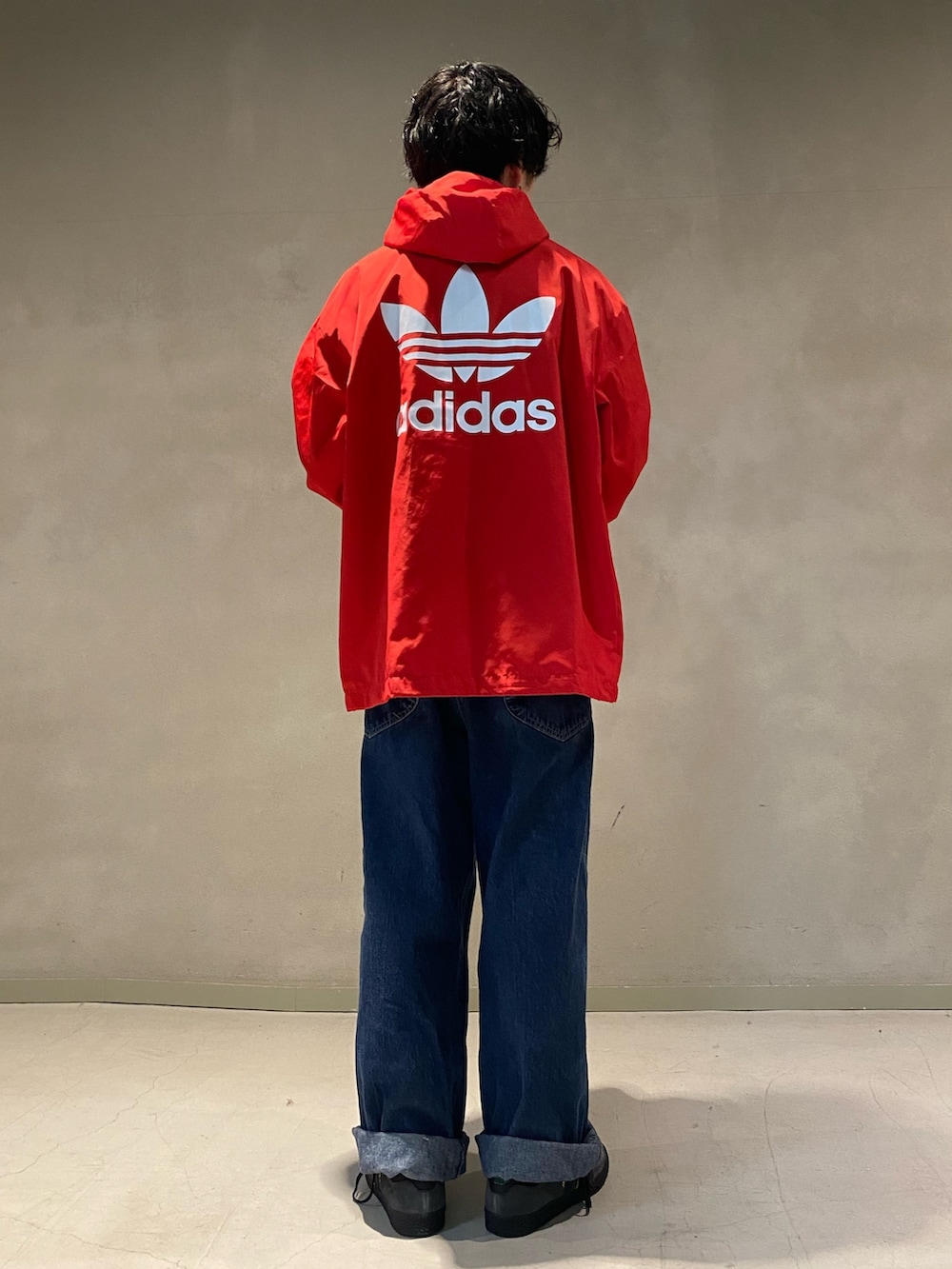 「スニーカー、adidas、アディダス、adidas originals、ユニフォーム、長袖Tシャツ、ジャージー、ウインドブレーカー、アディカラー、ジャマイカ」｜「adidasのアディカラートレフォイル ウインドブレーカー / アディダスオリジナルス adidas Originals（ナイロンジャケット、レッド系）」を使った、Sotaさん（メンズ・168cm）の冬コーディネートの2枚目の写真