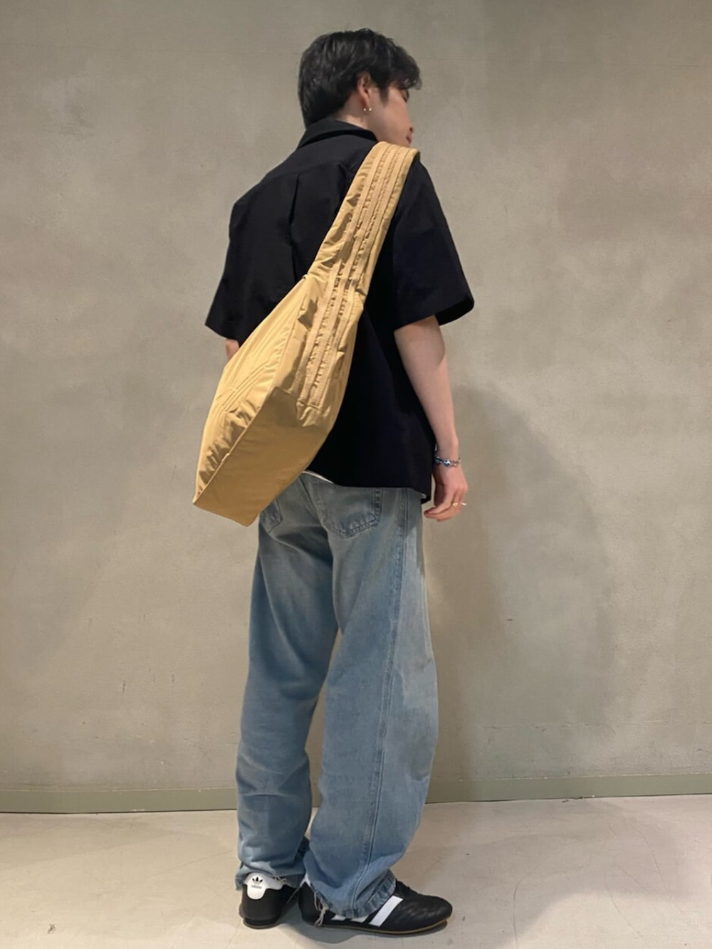 「柄シャツ、ショルダーバッグ、adidas、レイヤードスタイル、アディダス、ワイドパンツ、adidas originals、シンプルコーデ、アディダスオリジナルス、白Tシャツ」｜「adidasのクロスボディ ボウリングバッグ / アディダスオリジナルス adidas Originals（ショルダーバッグ、ブラウン系）」を使った、Sotaさん（メンズ・167cm）の春コーディネートの2枚目の写真