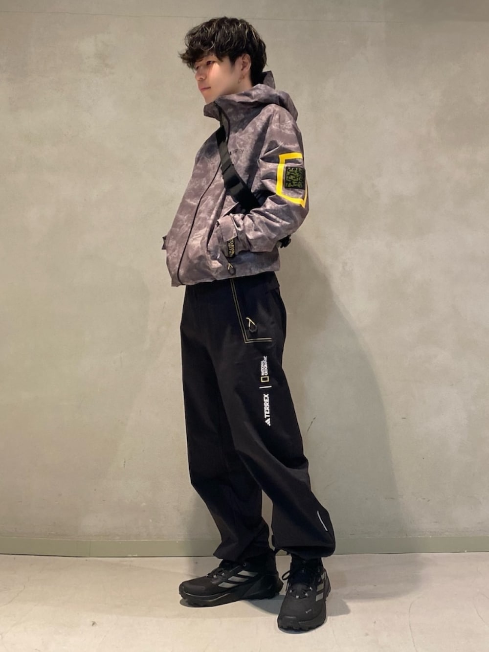 「スニーカー、アウトドア、adidas、アディダス、GORE-TEX、ウエストバッグ、ナショナルジオグラフィック、トレッキングシューズ、テレックス」｜「adidasのナショナル ジオグラフィック パンツ / アディダス adidas（その他パンツ、ブラック系）」を使った、Sotaさん（メンズ・168cm）の春コーディネートの2枚目の写真