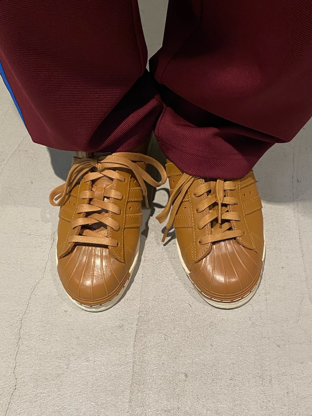 「スニーカー、アウター、ショルダーバッグ、adidas、アディダス、トラックパンツ、adidas originals、ボンバージャケット、アディダスオリジナルス、スーパースター」｜「adidasのBB TRACKPANT / ジャージ / アディダスオリジナルス adidas Originals（その他パンツ、レッド系）」を使った、Sotaさん（メンズ・167cm）の秋コーディネートの3枚目の写真