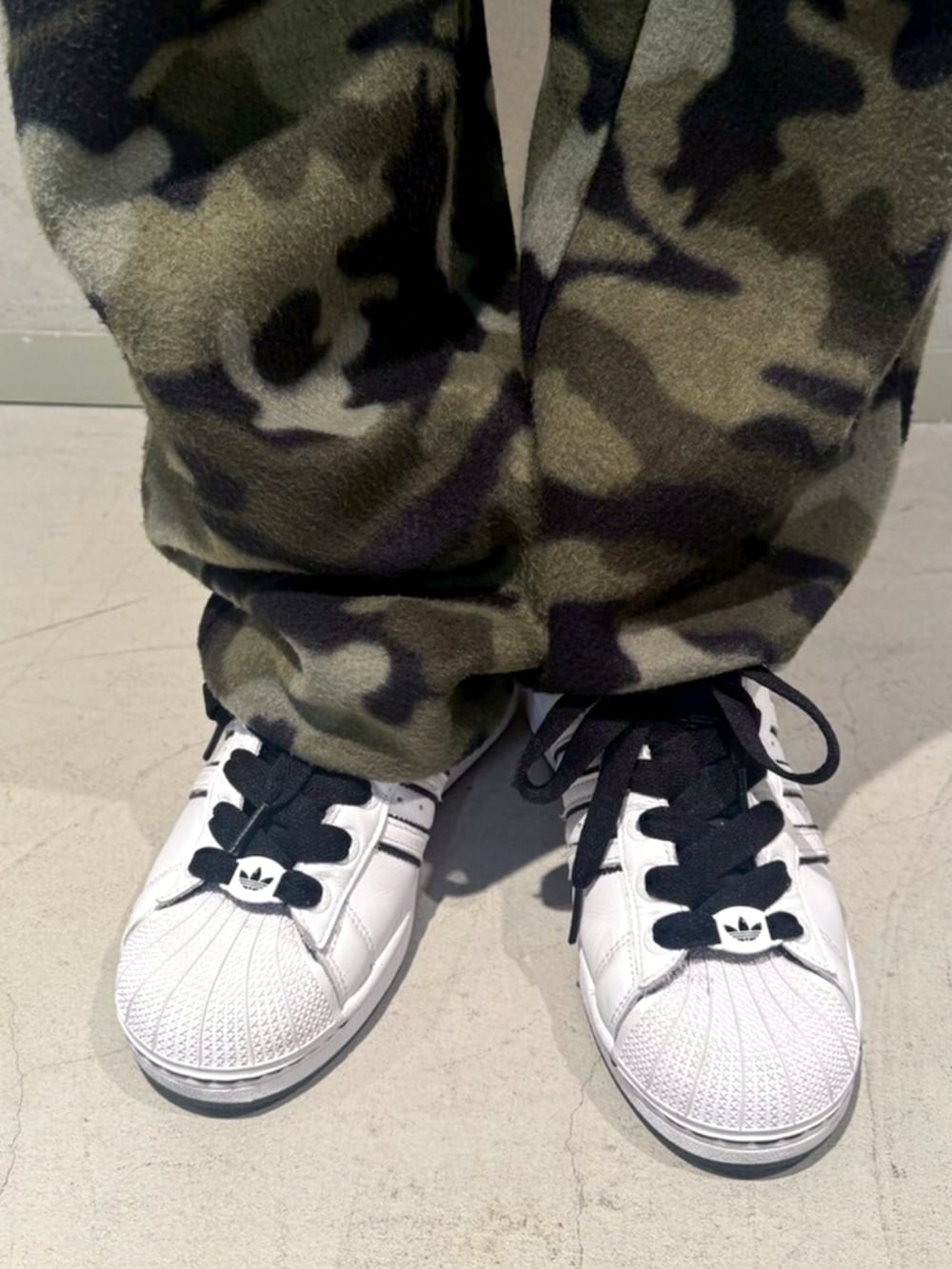 ホワイト系のスニーカー、ホワイト系のシャツ/ブラウス、レッド系のTシャツ/カットソーを着用したメンズの春コーディネートの2枚目の写真