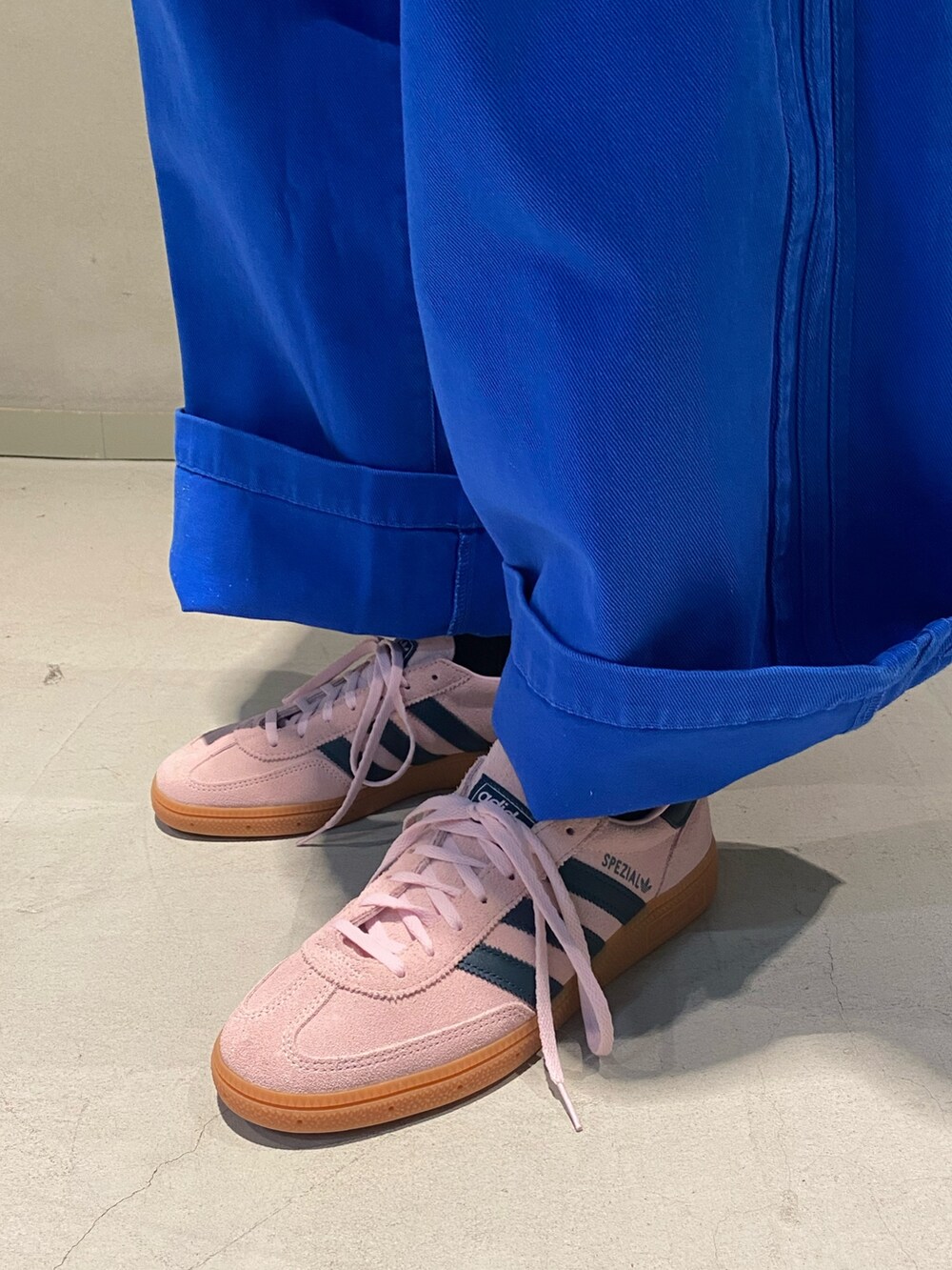 「スニーカー、デニム、adidas、ベスト、アディダス、adidas originals、アディダスオリジナルス、長袖Tシャツ、ハンドボールスペツィアル、クセニア・シュナイダー」｜「adidasのジャージー（Tシャツ/カットソー、ブラック系）」を使った、Sotaさん（メンズ・168cm）の冬コーディネートの3枚目の写真