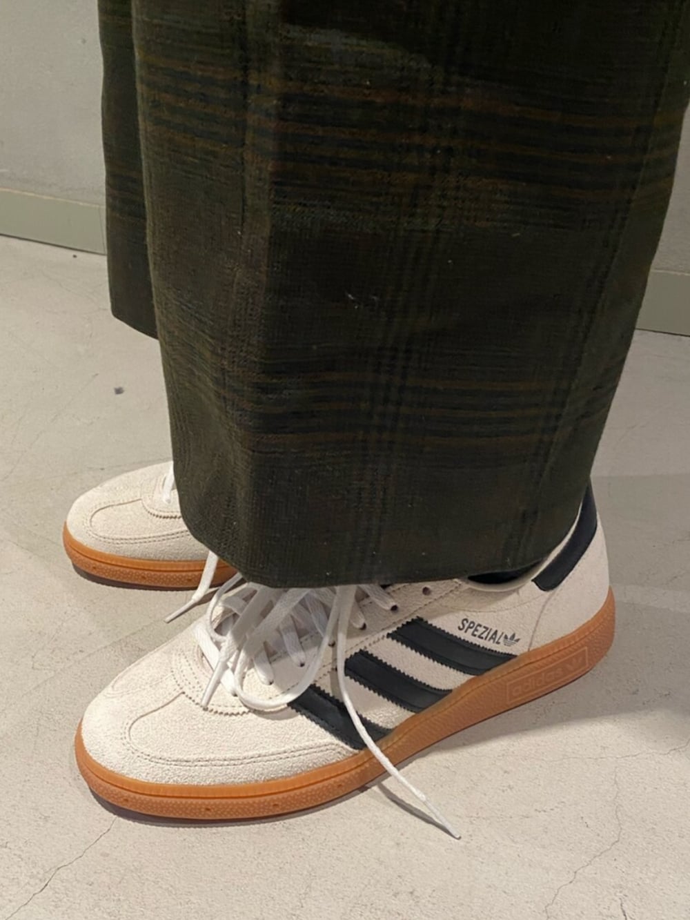 「スニーカー、adidas、ジャージ、アディダス、adidas originals、トラックジャケット、トラックトップ、アディカラー、ハンドボールスペツィアル」｜「adidasのハンドボール スペツィアル / Handball Spezial / アディダスオリジナルス adidas Originals（スニーカー、ベージュ系）」を使った、Sotaさん（メンズ・167cm）の冬コーディネートの2枚目の写真
