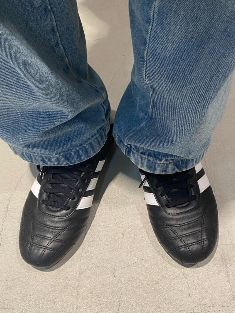「柄シャツ、ショルダーバッグ、adidas、レイヤードスタイル、アディダス、ワイドパンツ、adidas originals、シンプルコーデ、アディダスオリジナルス、白Tシャツ」｜「adidasのクロスボディ ボウリングバッグ / アディダスオリジナルス adidas Originals（ショルダーバッグ、ブラウン系）」を使った、Sotaさん（メンズ・167cm）の春コーディネートの4枚目の写真