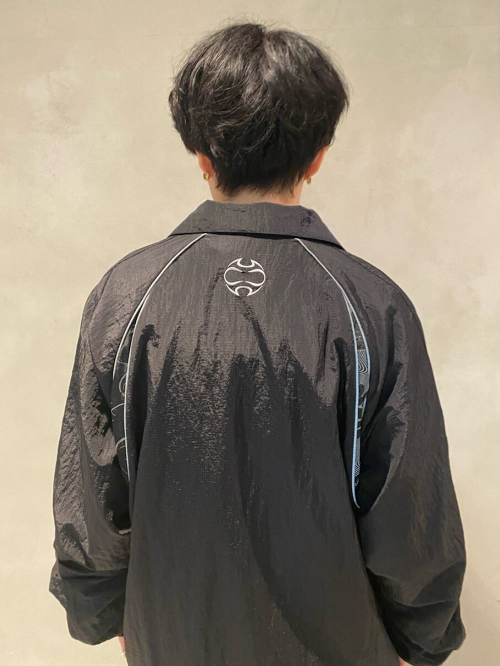 「アディレニウム、デニム、adidas、adidas originals、アディダス、アディダスオリジナルス、スニーカー、アディカラー」｜「adidasのAdilenium シーズン 4 チームガイスト バギー シャイン デニム パンツ（パンツ、ブラック系）」を使った、Sotaさん（メンズ・167cm）の夏コーディネートの3枚目の写真