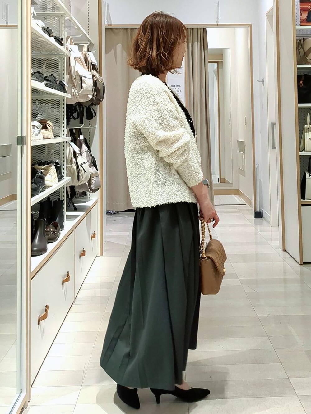 ベージュ系のショルダーバッグ、その他のパンプス、その他のシャツ/ブラウスを着用したレディースの春コーディネートの4枚目の写真