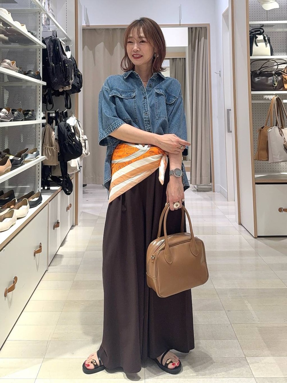 ホワイト系のTシャツ/カットソー、ブルー系のシャツ/ブラウス、ブラック系のスカートを着用したレディースの夏コーディネートの2枚目の写真