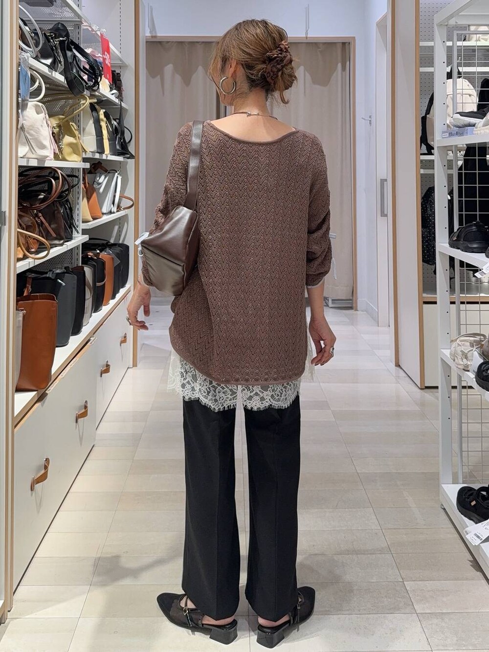 ブラック系のその他パンツ、ブラック系のスカート、ブラウン系のボディバッグ/ウエストポーチを着用したレディースの夏コーディネートの9枚目の写真
