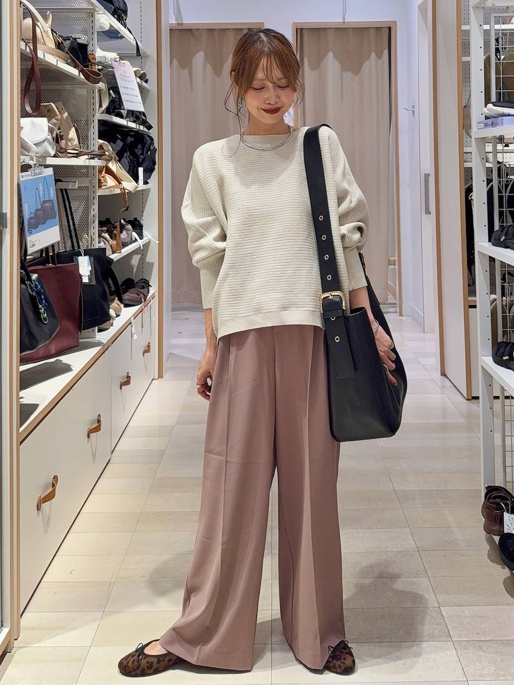 ベージュ系のその他パンツ、その他のバレエシューズ、ブラック系のショルダーバッグを着用したレディースの秋コーディネートの2枚目の写真