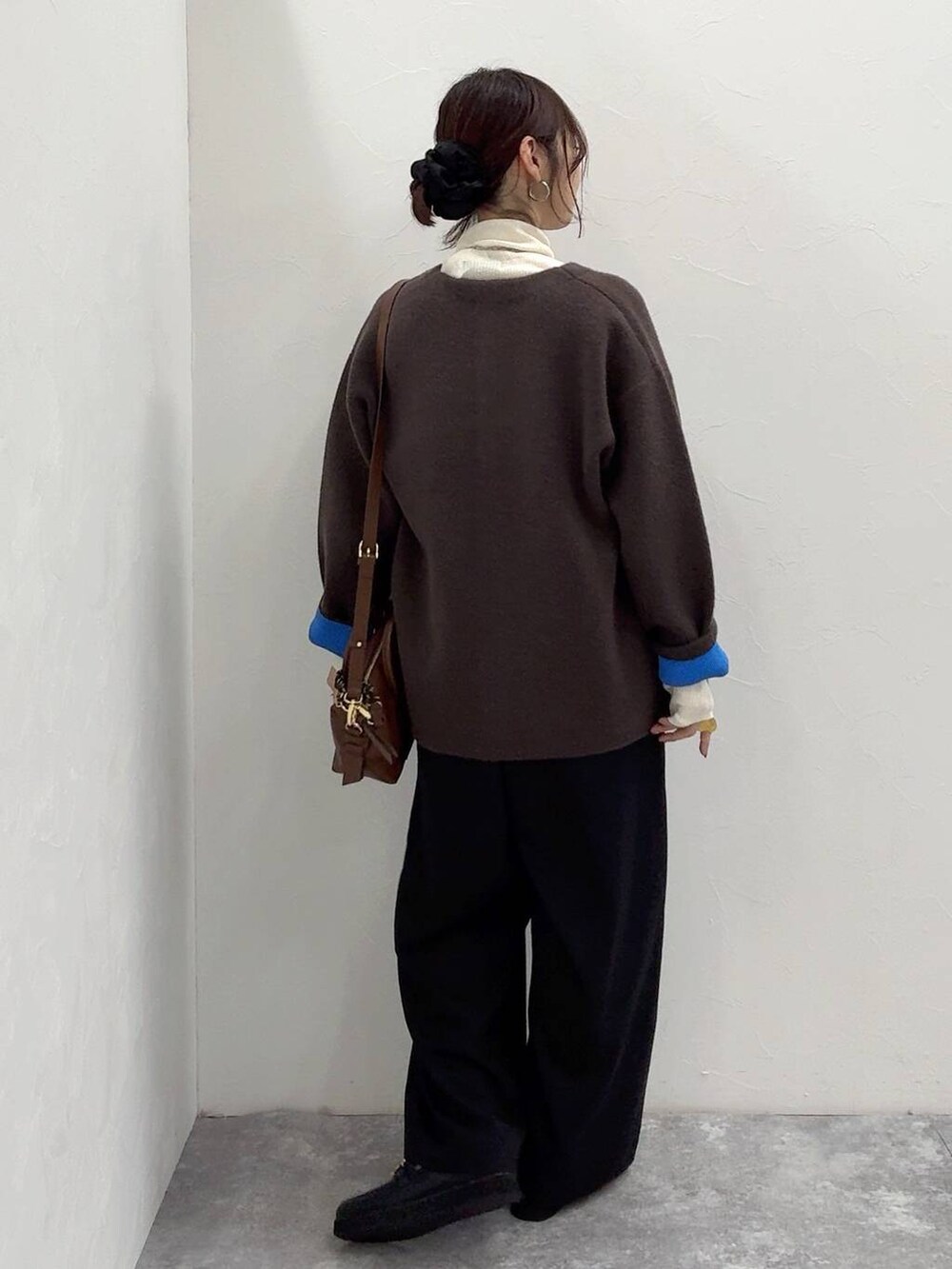 ブラック系のローファー、ブラック系のサロペット/オーバーオール、ホワイト系のニット/セーターを着用したレディースの冬コーディネートの4枚目の写真