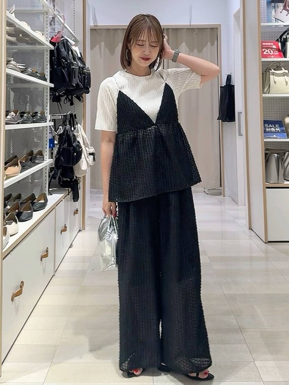 ベージュ系のパンプス、ホワイト系のキャミソール、ホワイト系のシャツ/ブラウスを着用したレディースの夏コーディネートの4枚目の写真