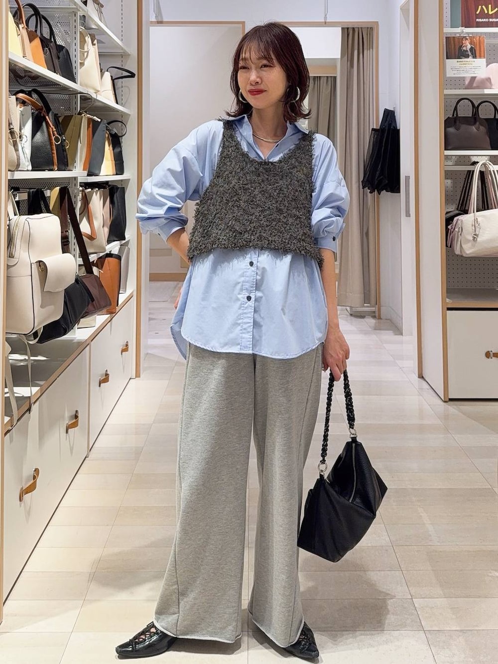 イエロー系のシャツ/ブラウス、グレー系のスウェットパンツ、グレー系のベストを着用したレディースの春コーディネートの5枚目の写真