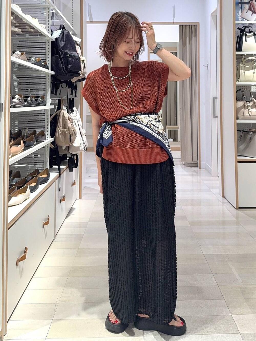 ブラック系のキャミソール、ブラウン系のTシャツ/カットソー、ブラウン系のその他パンツを着用したレディースの夏コーディネートの5枚目の写真