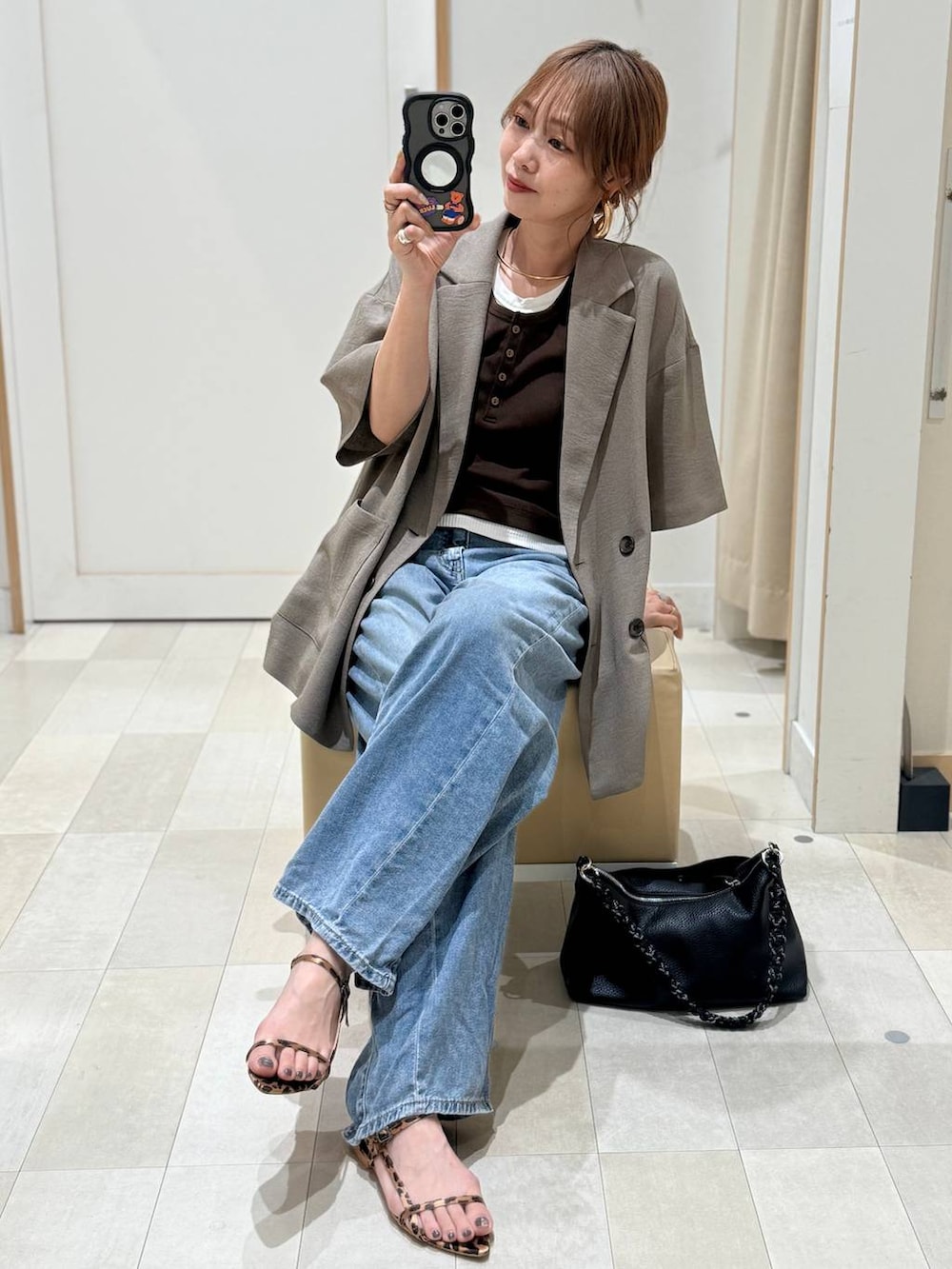 その他のサンダル、ブルー系のデニムパンツ、ブラウン系のテーラードジャケットを着用したレディースの春コーディネートの2枚目の写真