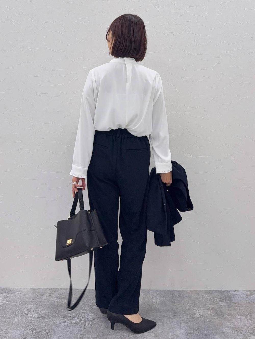 ブルー系のセットアップ、その他のネックレスを着用したレディースの秋コーディネートの6枚目の写真