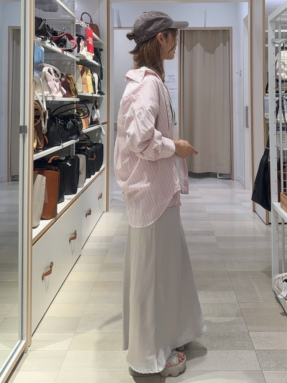 ピンク系のシャツ/ブラウス、グレー系のスカート、ホワイト系のTシャツ/カットソーを着用したレディースの夏コーディネートの4枚目の写真