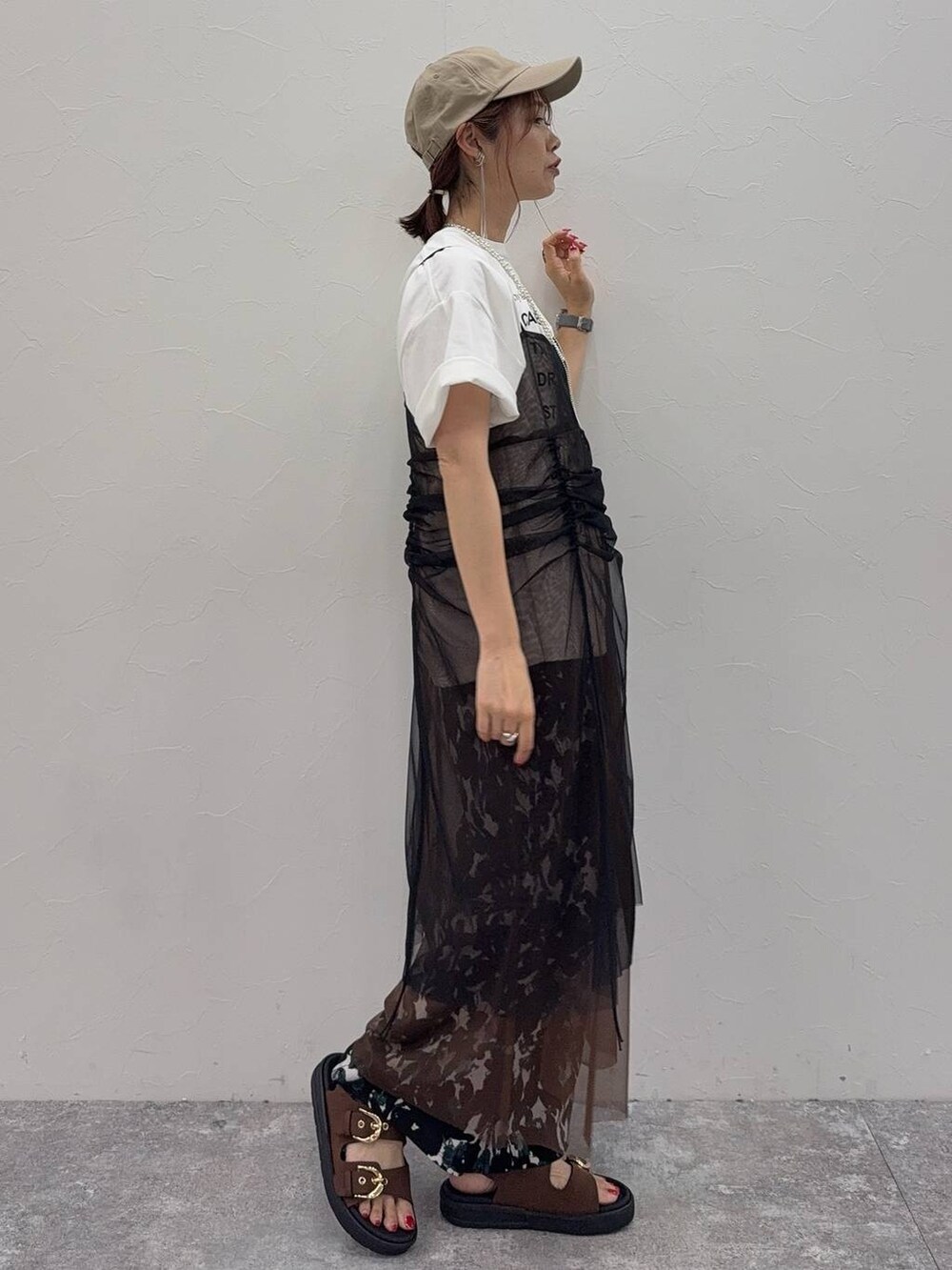 ホワイト系のTシャツ/カットソー、グリーン系のその他パンツ、ベージュ系のキャップを着用したレディースの夏コーディネートの3枚目の写真