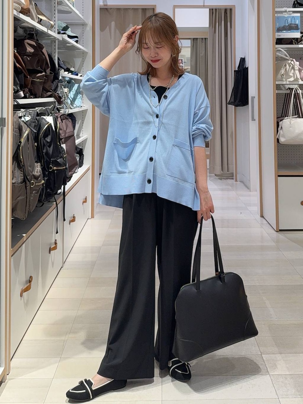 ブラック系のトートバッグ、グレー系のその他パンツ、ホワイト系のシャツ/ブラウスを着用したレディースの春コーディネートの3枚目の写真