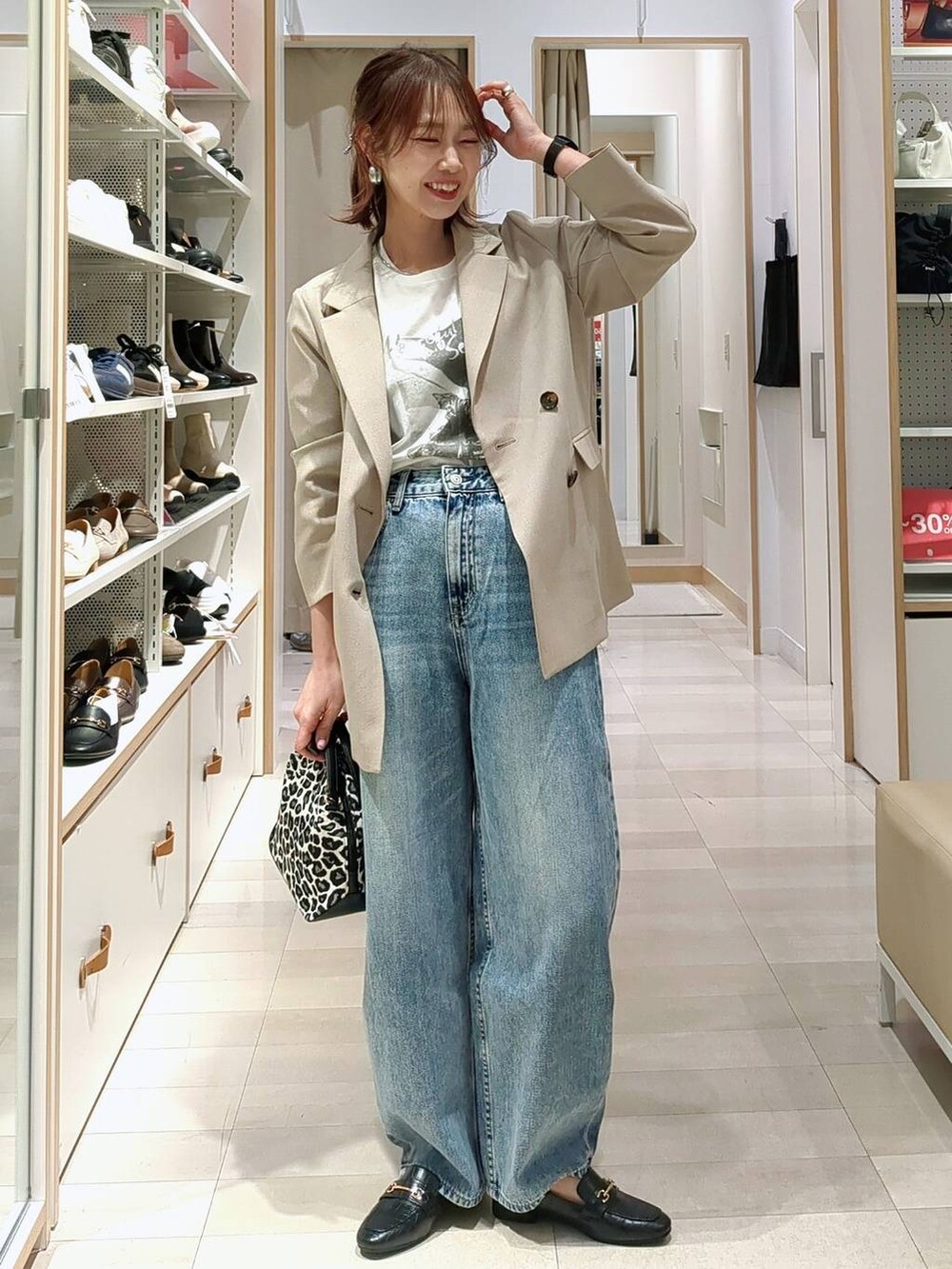 ブラック系のローファー、ブラック系のニット/セーター、ベージュ系のその他パンツを着用したレディースの春コーディネートの3枚目の写真