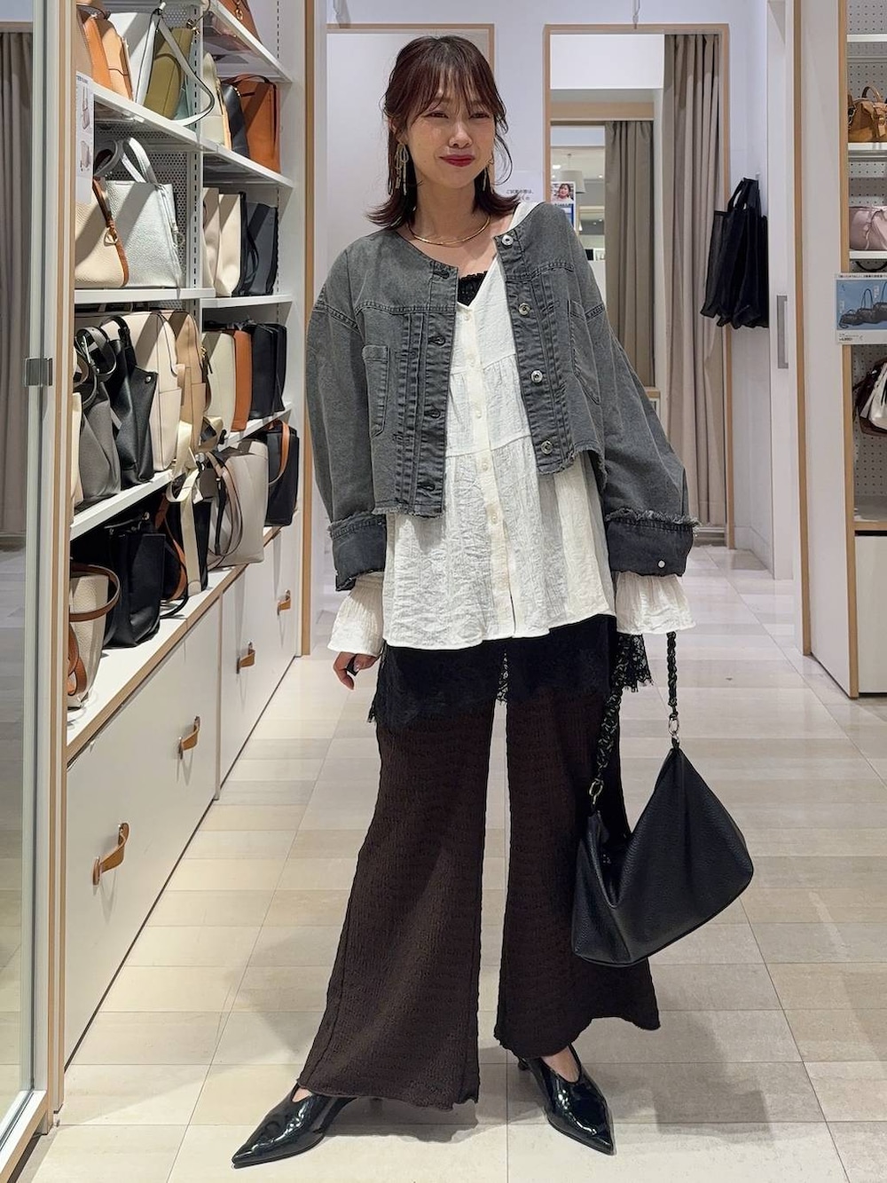 ブラック系のキャミソール、ブラウン系のその他パンツ、ゴールド系のネックレスを着用したレディースの春コーディネートの2枚目の写真