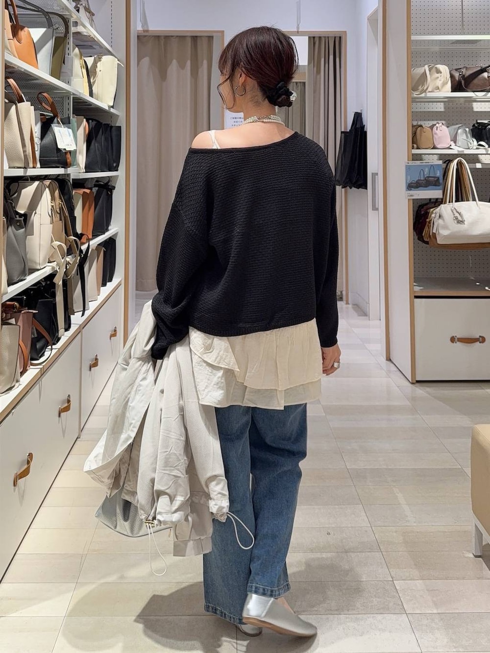 ホワイト系のパンプス、ブルー系のデニムパンツ、ベージュ系のマウンテンパーカーを着用したレディースの春コーディネートの6枚目の写真