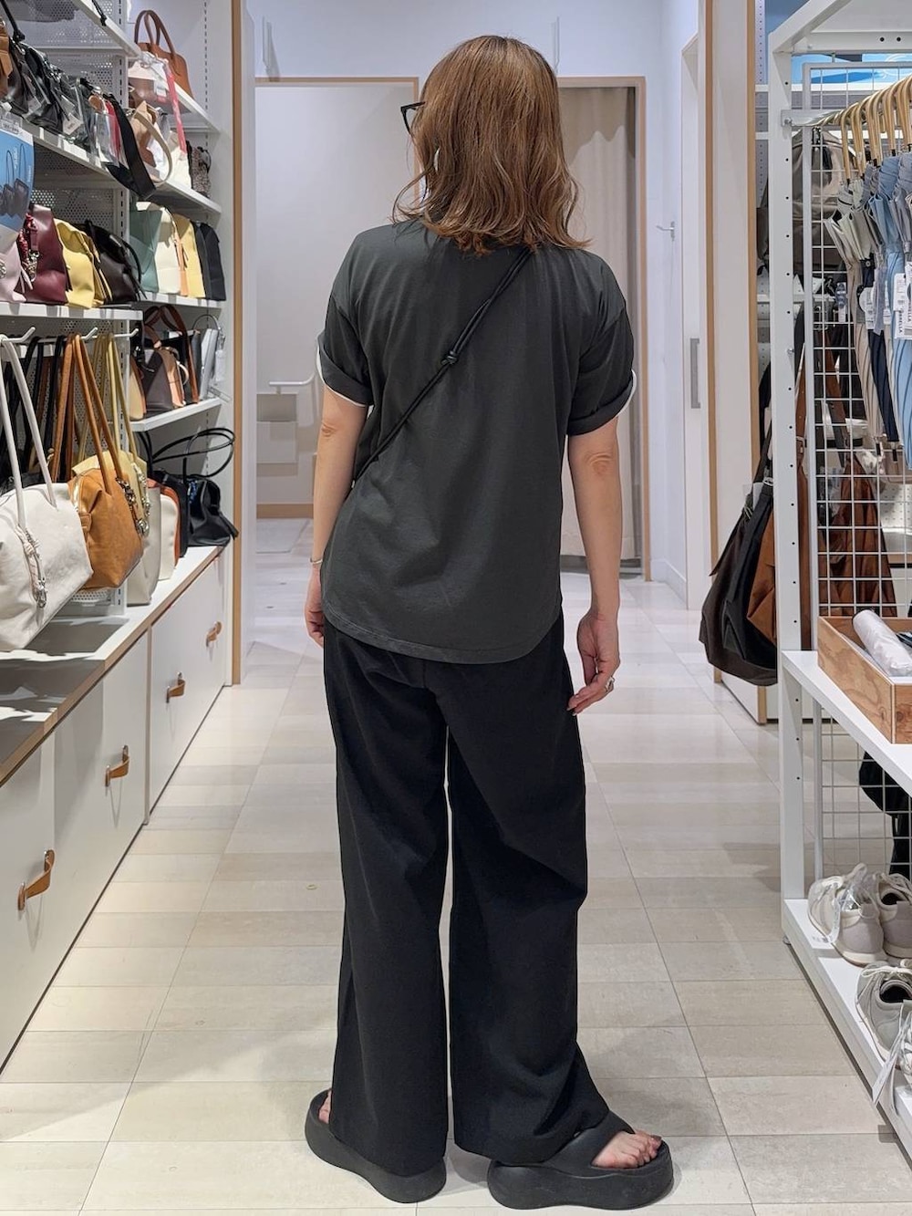 ブラック系のその他パンツ、グレー系のTシャツ/カットソー、シルバー系のネックレスを着用したレディースの夏コーディネートの4枚目の写真
