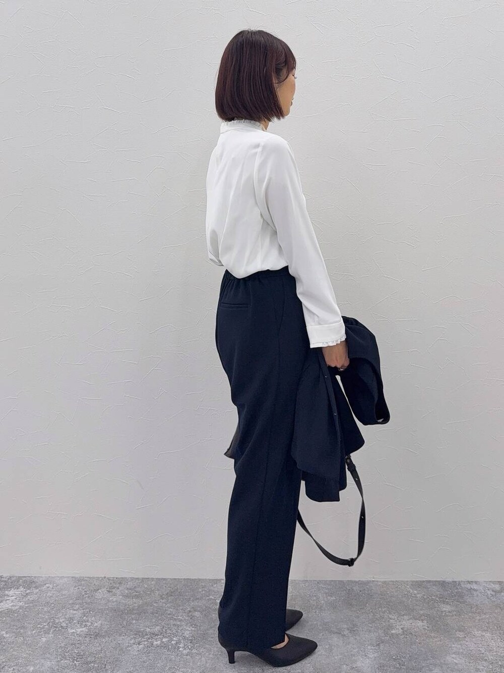 ブルー系のセットアップ、その他のネックレスを着用したレディースの秋コーディネートの5枚目の写真