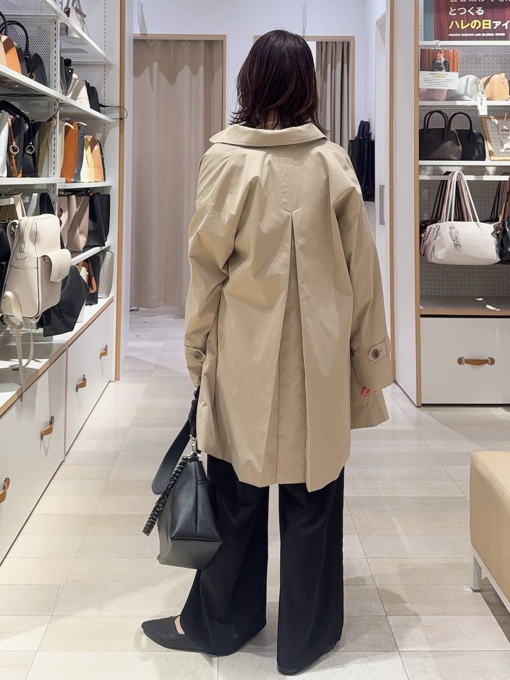 ブラック系のパンプス、ベージュ系のステンカラーコート、ブラック系のその他パンツを着用したレディースの春コーディネートの4枚目の写真