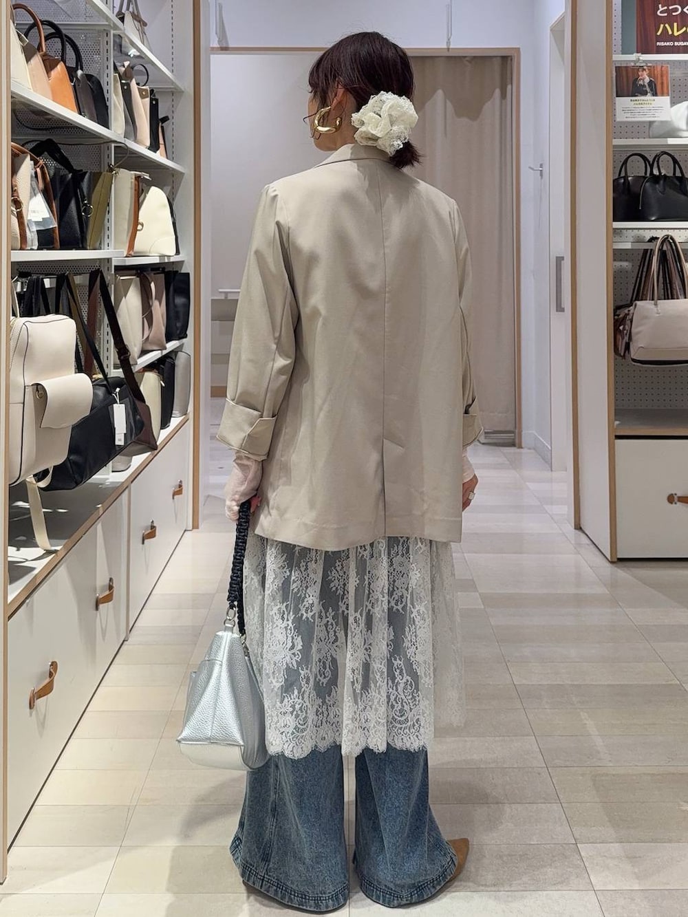 グレー系のワンピース、ベージュ系のテーラードジャケット、ゴールド系のネックレスを着用したレディースの冬コーディネートの8枚目の写真