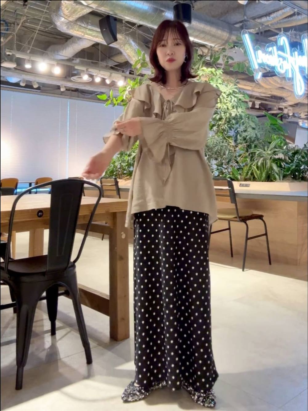 ホワイト系のブルゾン、ブラック系のスカート、ブラック系のボストンバッグを着用したレディースの春コーディネートの6枚目の写真