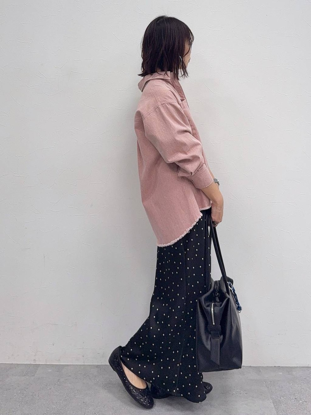 ブラック系のバレエシューズ、ブラック系のキャミソール、ピンク系のシャツ/ブラウスを着用したレディースの冬コーディネートの3枚目の写真