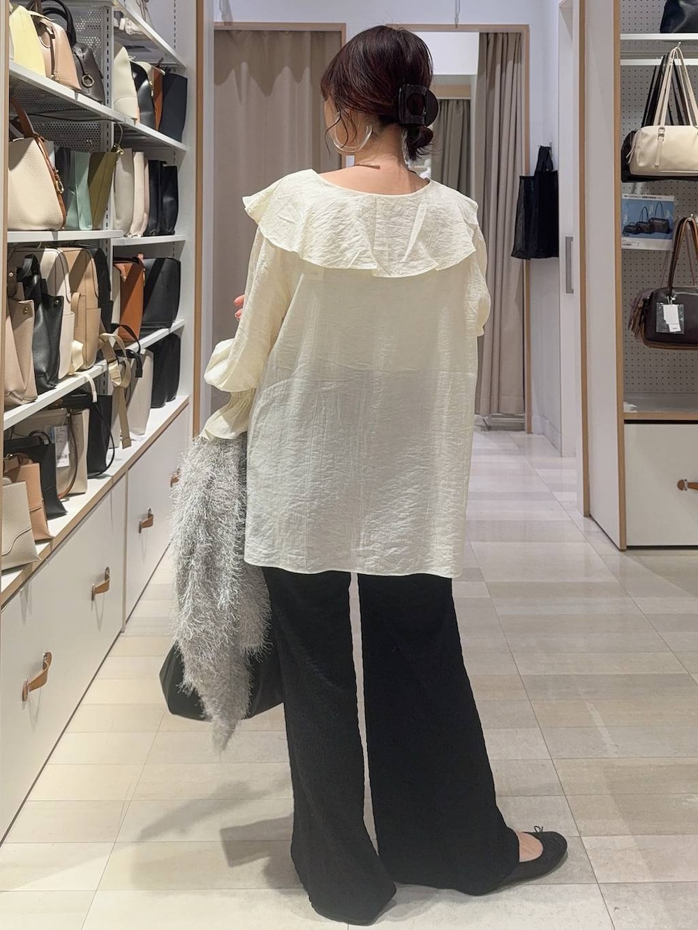 ブラック系のバレエシューズ、グレー系のカーディガン/ボレロ、シルバー系のネックレスを着用したレディースの春コーディネートの8枚目の写真