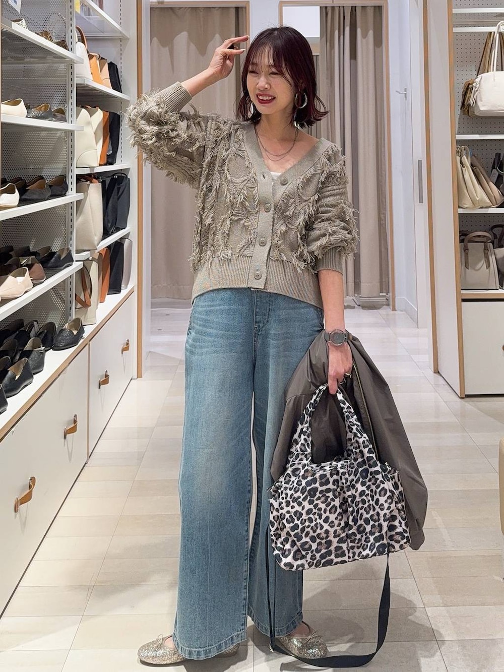 ブラック系のパンプス、ホワイト系のニット/セーター、ブラウン系のその他パンツを着用したレディースの冬コーディネートの4枚目の写真